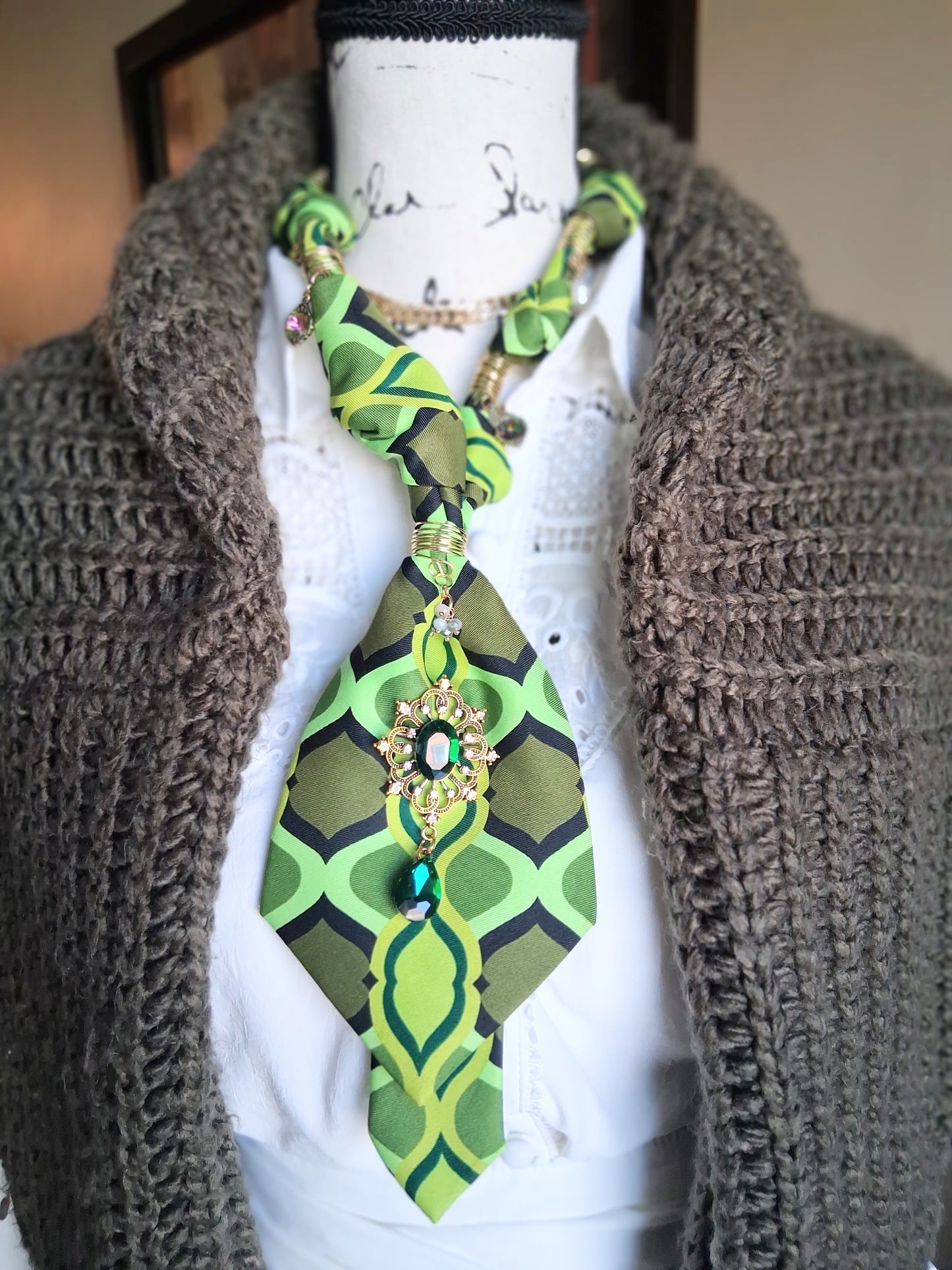 Tie necklace