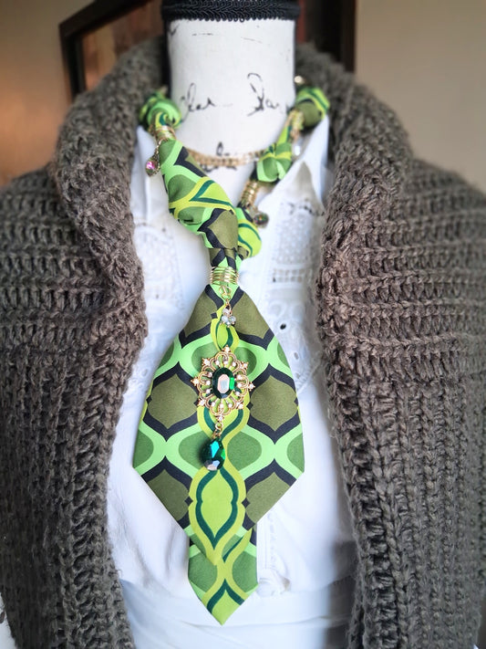 Tie necklace